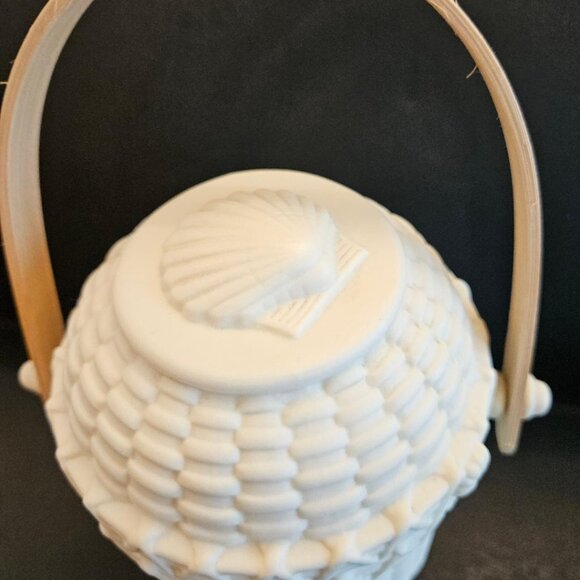Partylite porcelain woven basket design w/ seashell on lid; wooden handle. - Picture 4 of 8